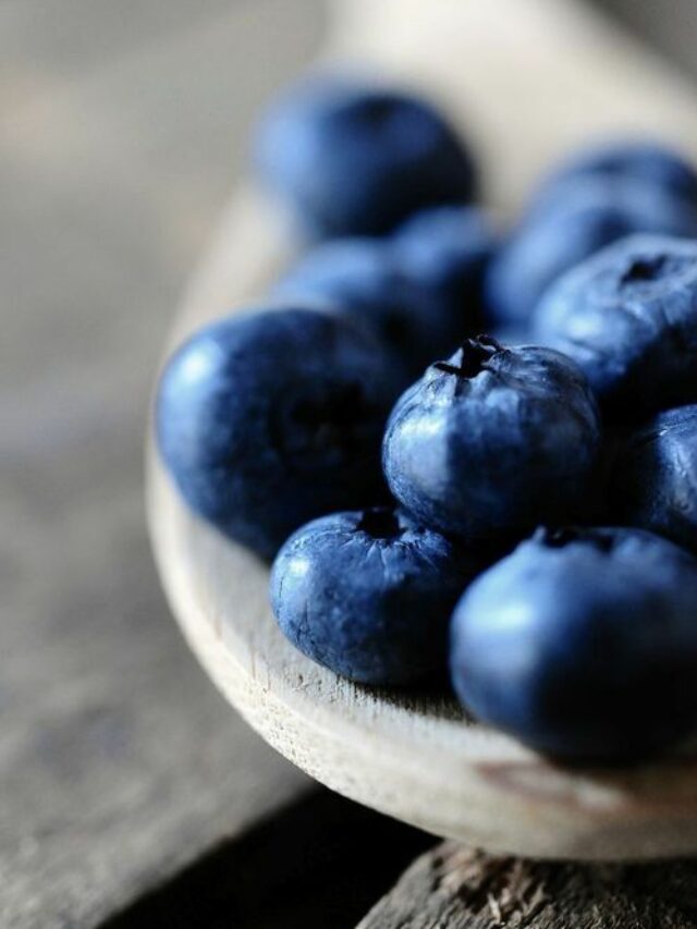 What are the best ways to incorporate blueberries into my daily diet